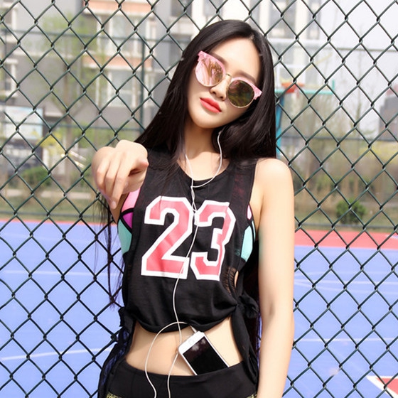 Γυναικείο ανοιχτό και άνετο φανελάκι καλοκαιρινό για σπορ με ασπρόμαυρες συνδέσεις Αριθμός 23