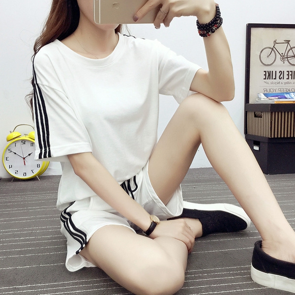 Бял и черен дамски спортен екип-тениска и къси панталони.