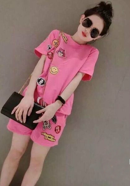 Дамски спортни екипи от четири цвята с интересни значки.