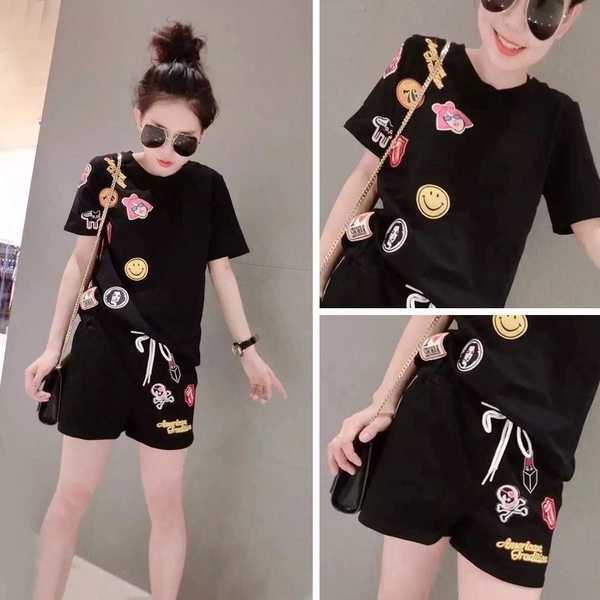 Дамски спортни екипи от четири цвята с интересни значки.