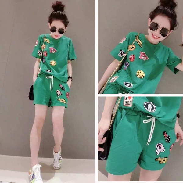 Дамски спортни екипи от четири цвята с интересни значки.