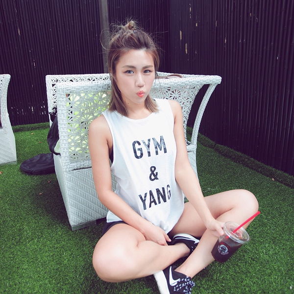 Γυναικείο αθλητικό φανελάκι με επιγραφή σε κίτρινο, ροζ, λευκό και μαύρο χρώματα