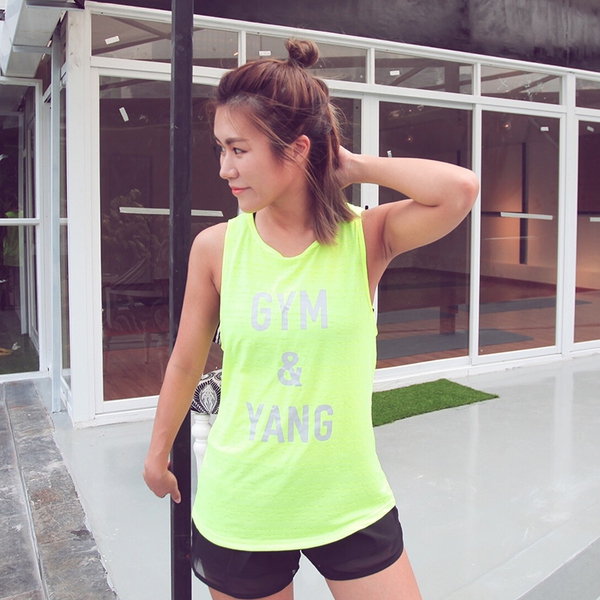 Γυναικείο αθλητικό φανελάκι με επιγραφή σε κίτρινο, ροζ, λευκό και μαύρο χρώματα