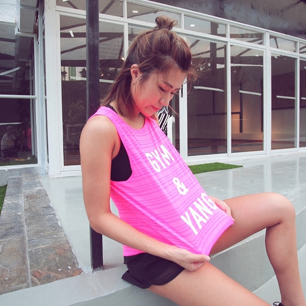 Γυναικείο αθλητικό φανελάκι με επιγραφή σε κίτρινο, ροζ, λευκό και μαύρο χρώματα