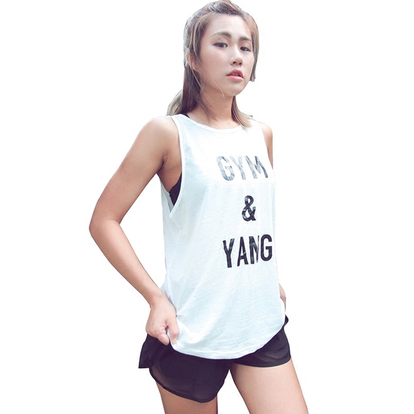 Γυναικείο αθλητικό φανελάκι με επιγραφή σε κίτρινο, ροζ, λευκό και μαύρο χρώματα