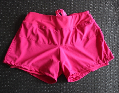 Дамски спортни шорти за фитнес, йога и различни видове лек спорт - леки и еластични в няколко цвята: розови, сини, полиестър