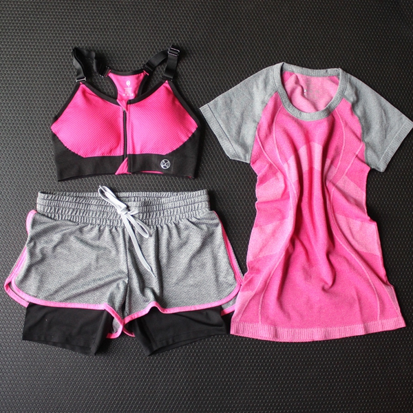 Дамски  дишащи спортни комплекти от три части -24 различни модела.