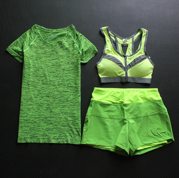 Γυναικεία αθλητικά σύνολα τριών μερών - 24 διαφορετικά μοντέλα.