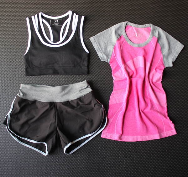 Γυναικεία αθλητικά σύνολα τριών μερών - 24 διαφορετικά μοντέλα.