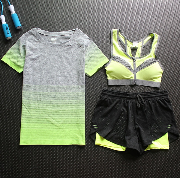 Γυναικεία αθλητικά σύνολα τριών μερών - 24 διαφορετικά μοντέλα.