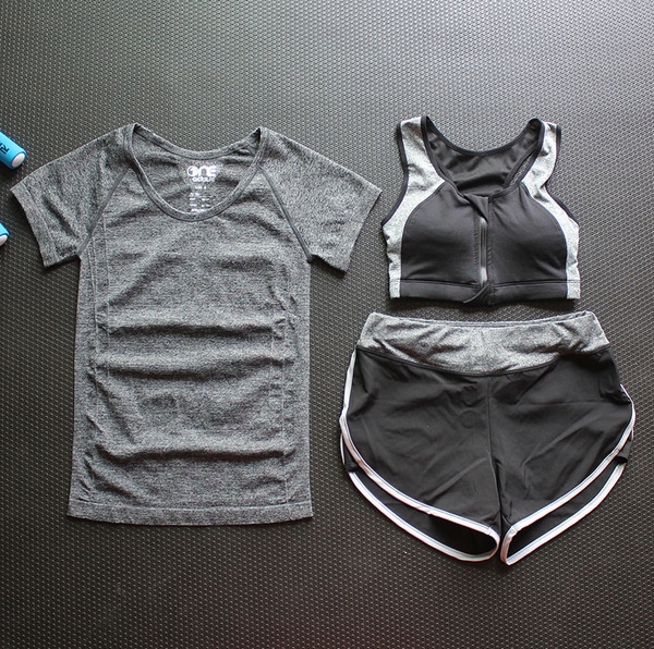 Γυναικεία αθλητικά σύνολα τριών μερών - 24 διαφορετικά μοντέλα.