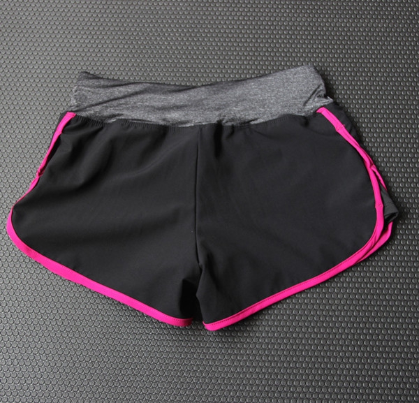Бързосъхнещи спортни дамски шорти подходящи за фитнес и йога 