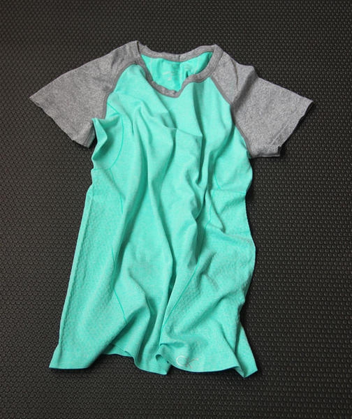 Γυναικεία αθλητικά μπλουζάκια για όλα τα είδη αθλημάτων σε διαφορετικά χρώματα