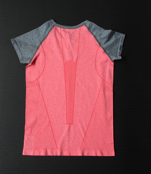 Γυναικεία αθλητικά μπλουζάκια για όλα τα είδη αθλημάτων σε διαφορετικά χρώματα