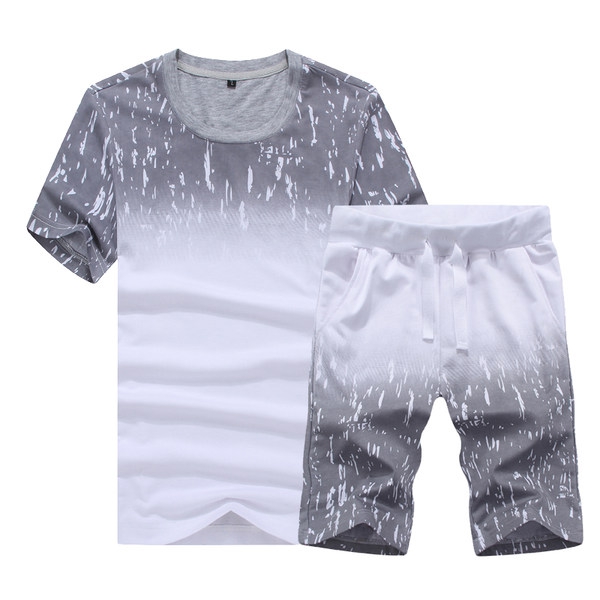 Ανδρικά αθλητικά σύνολα σε πέντε φρέσκους συνδυασμούς.