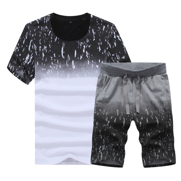 Ανδρικά αθλητικά σύνολα σε πέντε φρέσκους συνδυασμούς.