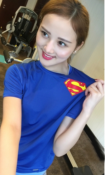 Γυναικεία αθλητικά βαμβακερά μπλουζάκια με κοντό μανίκι - μπλε, πράσινο, κόκκινο, κόκκινο χρώμα - Spiderman