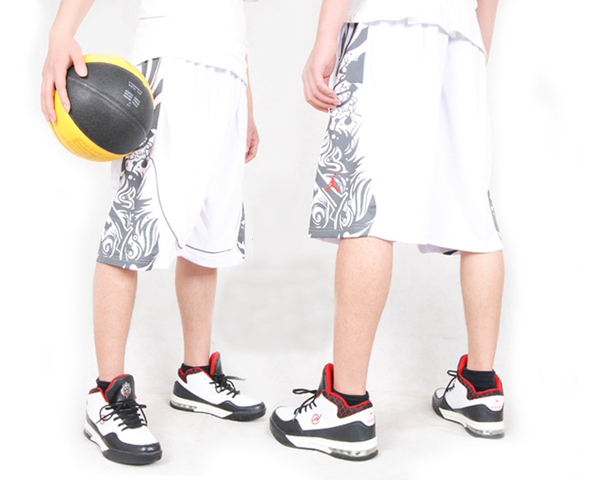 Ανδρικά αθλητικά λευκά παντελόνια κατάλληλα για μπάσκετ