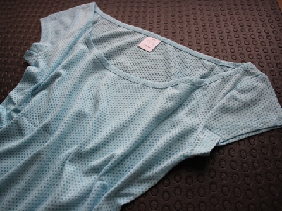 Γυναικεία ελαφριά, απαλή και άνετη αθλητική μπλούζα για γυμναστική και άσκηση γιόγκα σε μπλε, πράσινο, μοβ, λευκό χρώμα