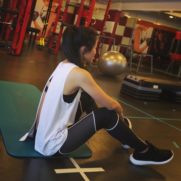 Γυναικείο  fitness φανελάκι σε διάφορα χρώματα ροζ, μαύρο, γκρι, λευκό, κόκκινο