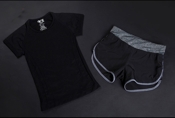 Γυναικείες αθλητικές φόρμες για  γιόγκα και γυμναστήρια σε διάφορους χρωματικούς συνδυασμούς.