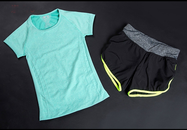 Γυναικείες αθλητικές φόρμες για  γιόγκα και γυμναστήρια σε διάφορους χρωματικούς συνδυασμούς.