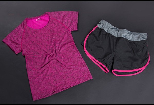 Γυναικείες αθλητικές φόρμες για  γιόγκα και γυμναστήρια σε διάφορους χρωματικούς συνδυασμούς.