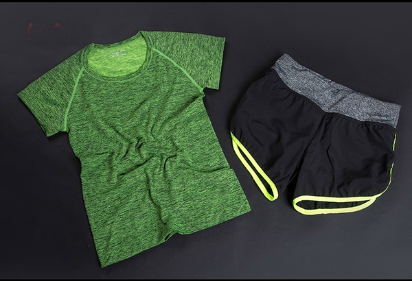 Γυναικείες αθλητικές φόρμες για  γιόγκα και γυμναστήρια σε διάφορους χρωματικούς συνδυασμούς.