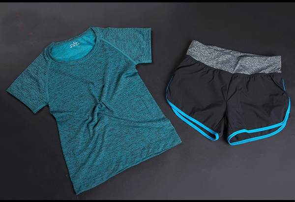 Γυναικείες αθλητικές φόρμες για  γιόγκα και γυμναστήρια σε διάφορους χρωματικούς συνδυασμούς.