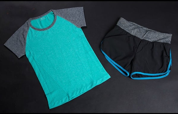 Γυναικείες αθλητικές φόρμες για  γιόγκα και γυμναστήρια σε διάφορους χρωματικούς συνδυασμούς.