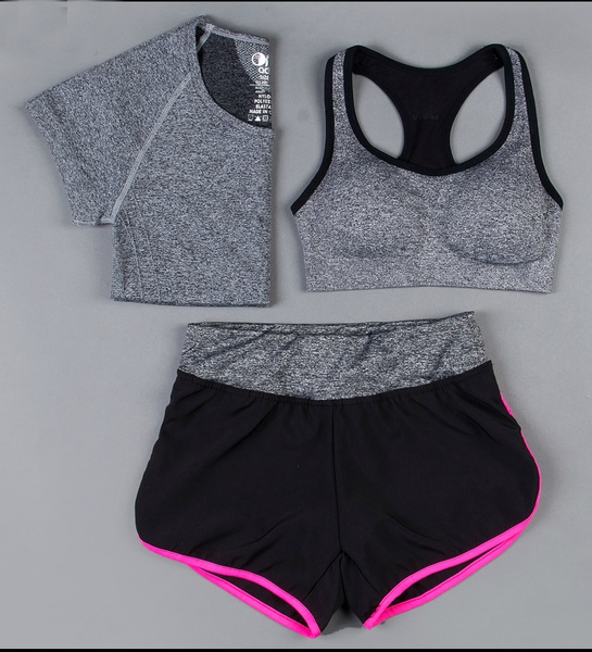 Дамски спортни екипи за тренировка от три части в различни цветови комбинации.