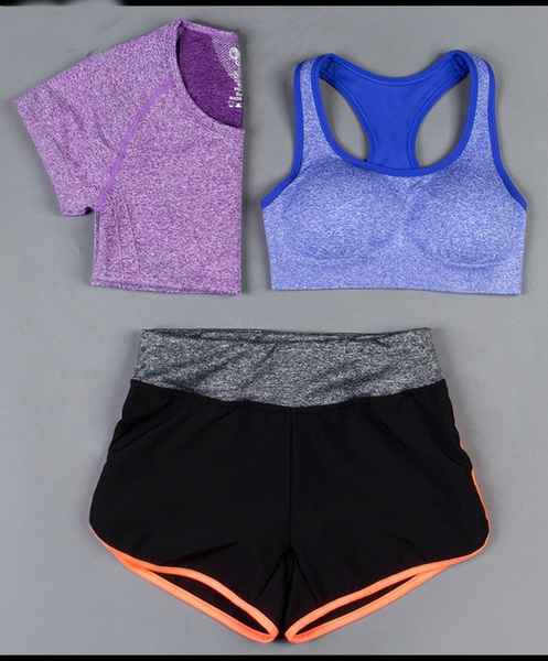 Дамски спортни екипи за тренировка от три части в различни цветови комбинации.