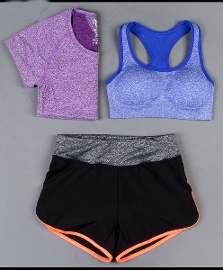 Дамски спортни екипи за тренировка от три части в различни цветови комбинации.
