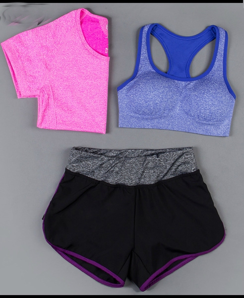 Дамски спортни екипи за тренировка от три части в различни цветови комбинации.