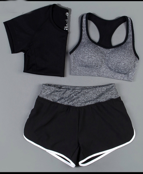 Дамски спортни екипи за тренировка от три части в различни цветови комбинации.