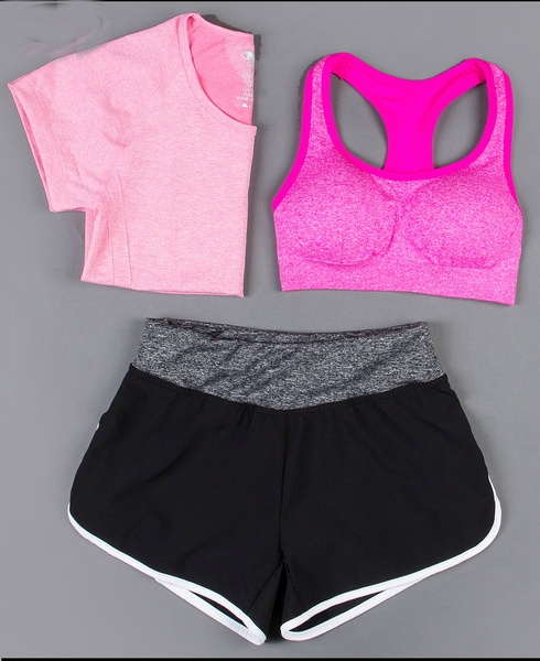 Дамски спортни екипи за тренировка от три части в различни цветови комбинации.