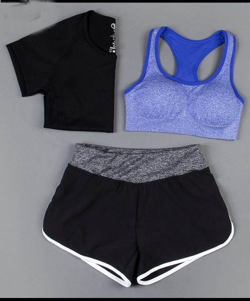 Дамски спортни екипи за тренировка от три части в различни цветови комбинации.