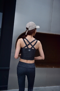 Γυναικείο αθλητικό μπουστάκη  σε γκρι χρώμα κατάλληλο για το γυμναστήριο - 2 μοντέλα