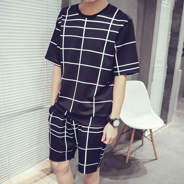 Ενδιαφέρουσες ανδρικές αθλητικές φόρμες σε πολλά διαφορετικά μοντέλα και συνδυασμούς χρωμάτων