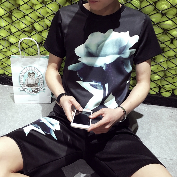 Ενδιαφέρουσες ανδρικές αθλητικές φόρμες σε πολλά διαφορετικά μοντέλα και συνδυασμούς χρωμάτων