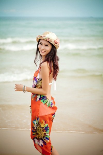 Παραλία φόρεμα, που καίει με ιμάντες λουλούδια σε κίτρινο, μπλε, ροζ, πράσινο, λευκό και πορτοκαλί