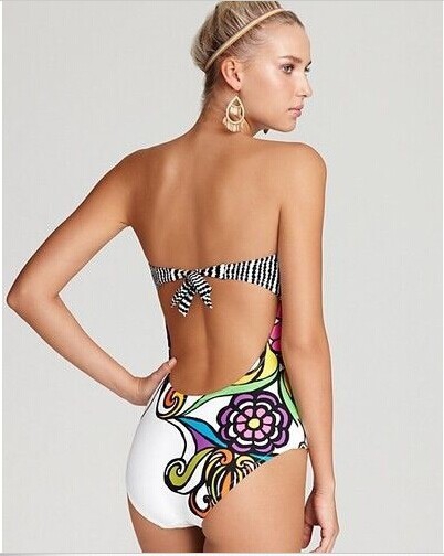 Γυναικείο μαγιό σε φωτεινά χρώματα και σχήματα