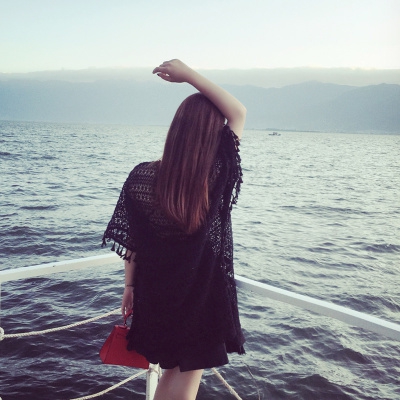 Κυρίες λευκό λυγαριά παραλία πουκάμισο σε μαύρο και άσπρο