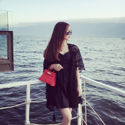 Κυρίες λευκό λυγαριά παραλία πουκάμισο σε μαύρο και άσπρο