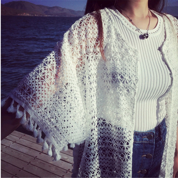 Κυρίες λευκό λυγαριά παραλία πουκάμισο σε μαύρο και άσπρο