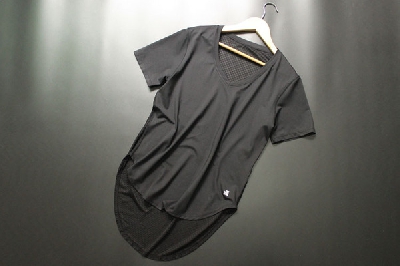 Дамска бързосъхнеща спортна тениска в черен цвят.