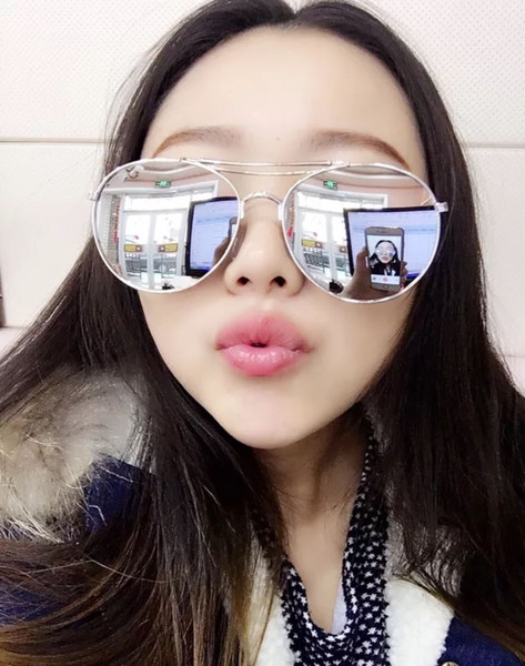 Οι γυναίκες γυαλιά ηλίου σε μοβ και ασημί