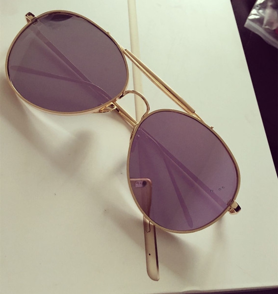 Οι γυναίκες γυαλιά ηλίου σε μοβ και ασημί