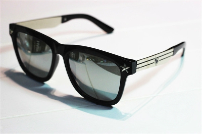 Ανδρικά μαύρα γυαλιά ηλίου σε 2 μοντέλα είναι κατάλληλα για την καθημερινή ζωή