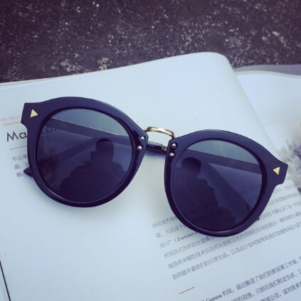 στρογγυλά γυαλιά Γυναικών σε δύο χρώματα μαύρο και ραβδωτό.